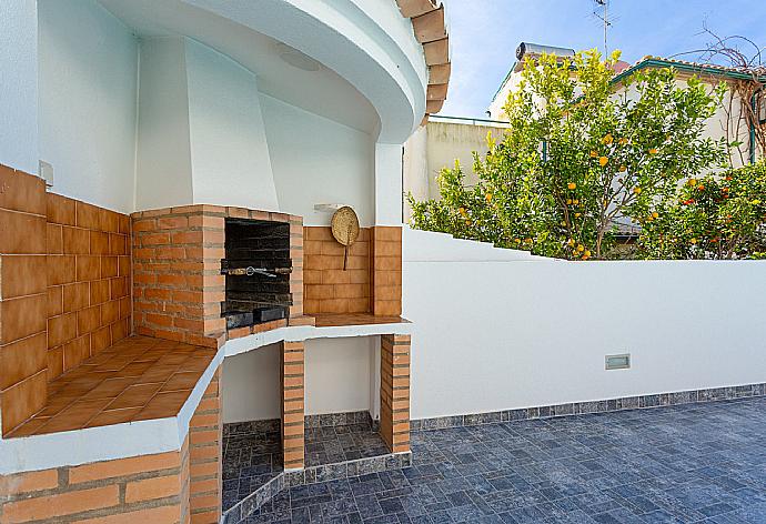 Terrace area with BBQ . - Villa Lumiere . (Galerie de photos) }}