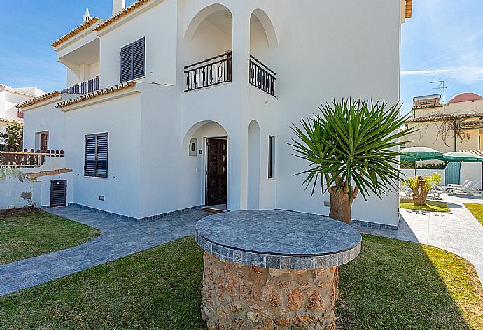 Front view of villa . - Villa Lumiere . (Galería de imágenes) }}