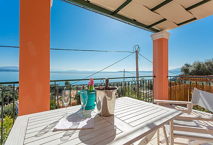 Sheltered terrace area with panoramic sea views . - Akti Barbati Villa Tria . (Galerie de photos) }}