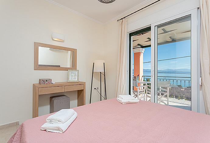 Double bedroom with A/C and terrace access with panoramic sea views . - Akti Barbati Villa Tria . (Galleria fotografica) }}