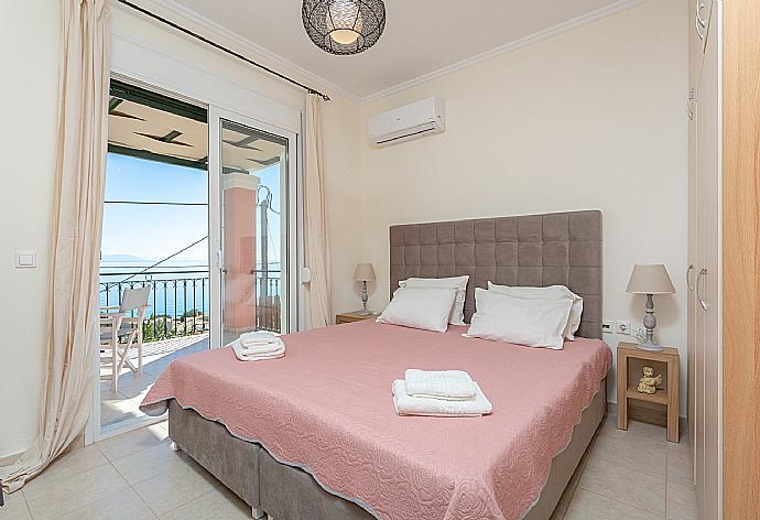 Double bedroom with A/C and terrace access with panoramic sea views . - Akti Barbati Villa Tria . (Galerie de photos) }}