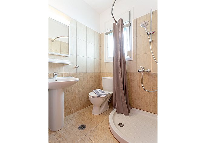 Family bathroom with shower . - Akti Barbati Villa Tria . (Galleria fotografica) }}