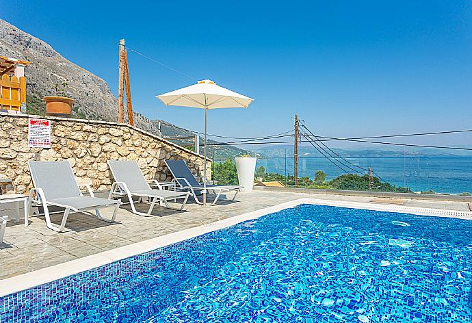 Private pool and terrace with panoramic sea views . - Akti Barbati Villa Tria . (Galleria fotografica) }}