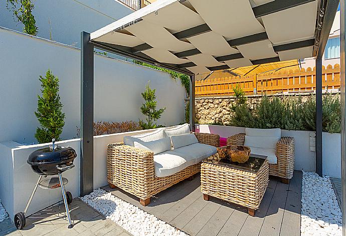 Sheltered terrace area with BBQ . - Akti Barbati Villa Tria . (Galerie de photos) }}