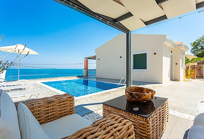 ,Beautiful villa with private pool and terrace with panoramic sea views . - Akti Barbati Villa Tria . (Galerie de photos) }}