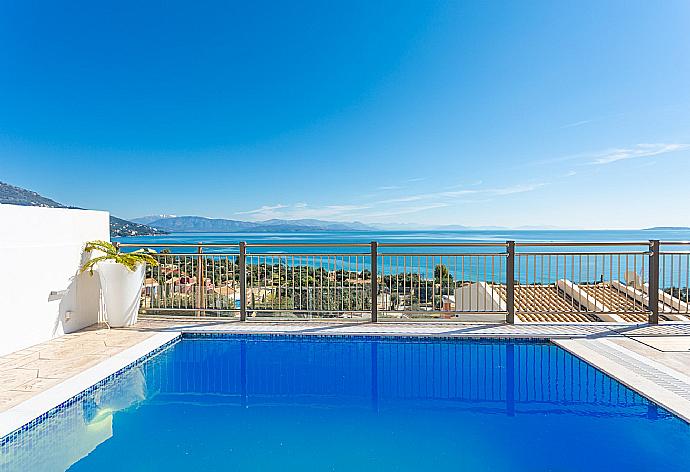 Private pool and terrace with panoramic sea views . - Akti Barbati Villa Ena . (Galería de imágenes) }}
