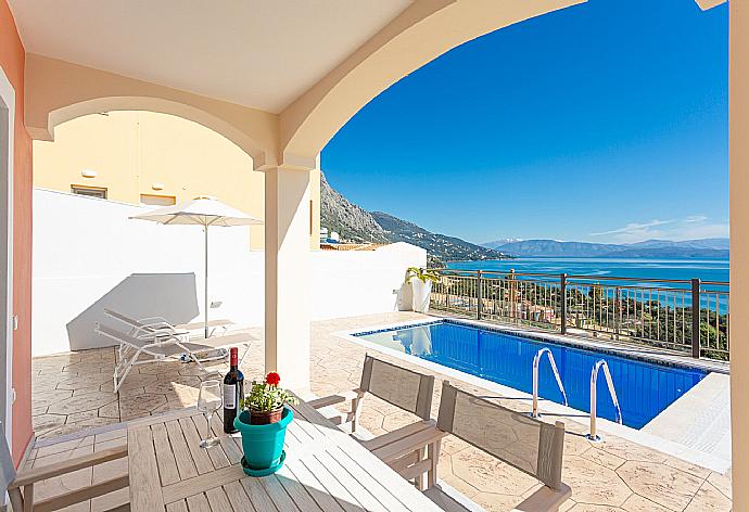 Private pool and terrace with panoramic sea views . - Akti Barbati Villa Ena . (Galería de imágenes) }}