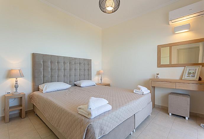Double bedroom with A/C and balcony access with panoramic sea views . - Akti Barbati Villa Ena . (Galerie de photos) }}