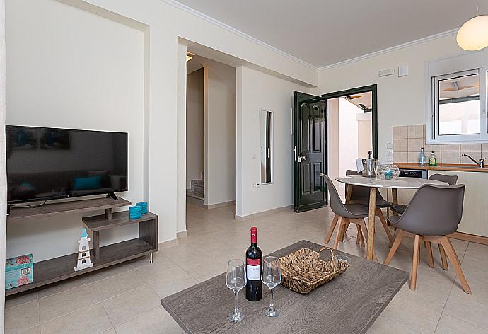 Open-plan living room with sofas, dining area, kitchen, A/C, WiFi internet, satellite TV, and terrace access . - Akti Barbati Villa Ena . (Galleria fotografica) }}