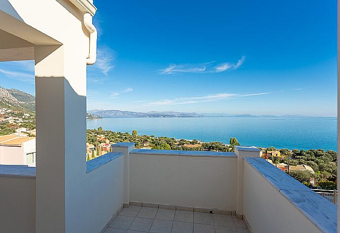 Upper terrace with panoramic sea views . - Akti Barbati Villa Ena . (Galerie de photos) }}