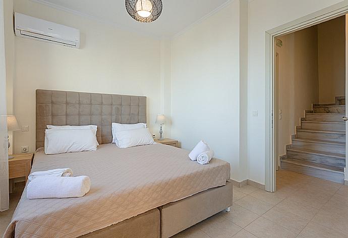 Double bedroom with A/C and terrace access . - Akti Barbati Villa Ena . (Galería de imágenes) }}