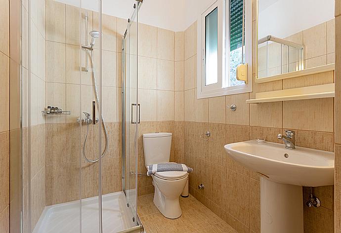 Bathroom with shower . - Akti Barbati Villa Ena . (Photo Gallery) }}