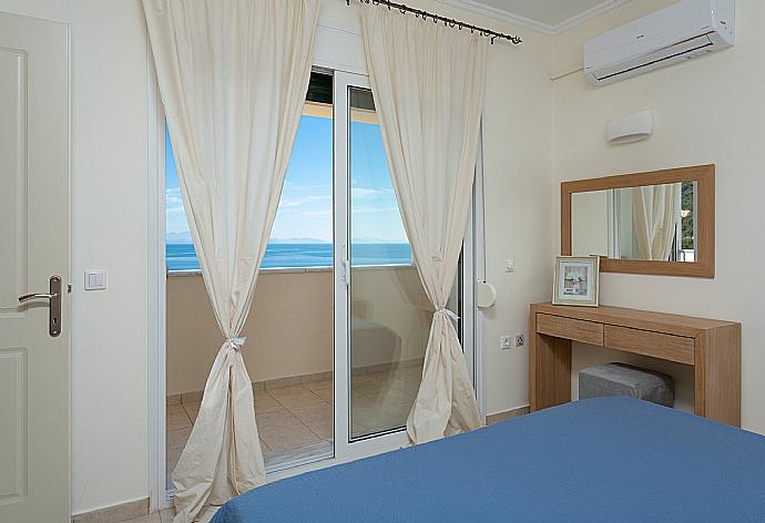 Double bedroom with A/C and balcony access with panoramic sea views . - Akti Barbati Villa Thio . (Galería de imágenes) }}