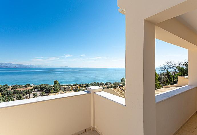 Balcony with panoramic sea views . - Akti Barbati Villa Thio . (Galería de imágenes) }}