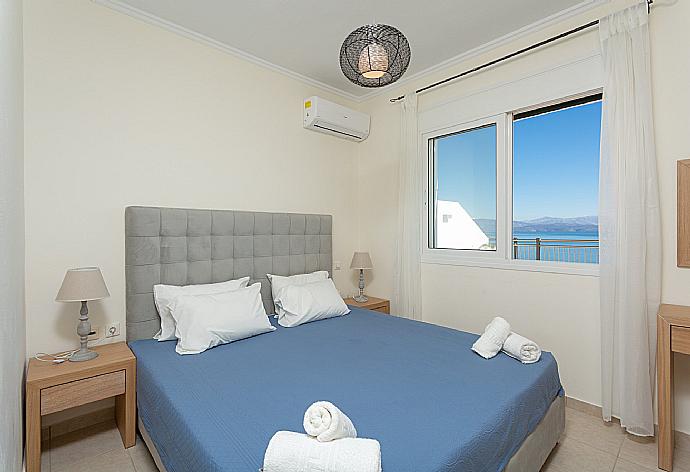 Double bedroom with A/C and pool terrace access with panoramic sea views . - Akti Barbati Villa Thio . (Galería de imágenes) }}