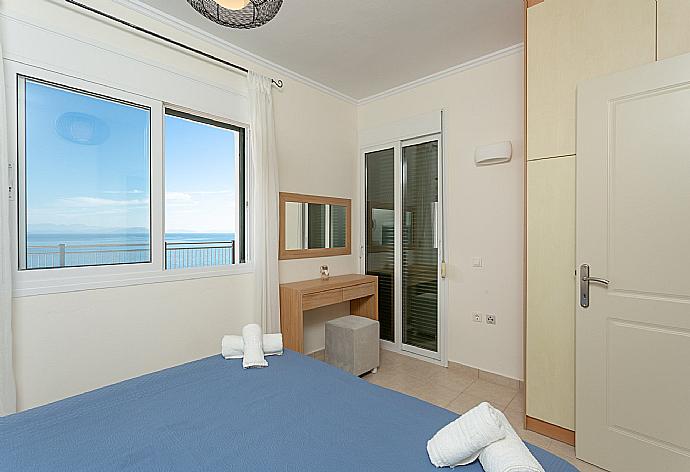 Double bedroom with A/C and pool terrace access with panoramic sea views . - Akti Barbati Villa Thio . (Galería de imágenes) }}