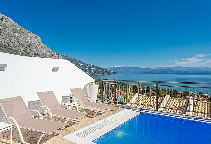 Private pool and terrace with panoramic sea views . - Akti Barbati Villa Thio . (Galleria fotografica) }}