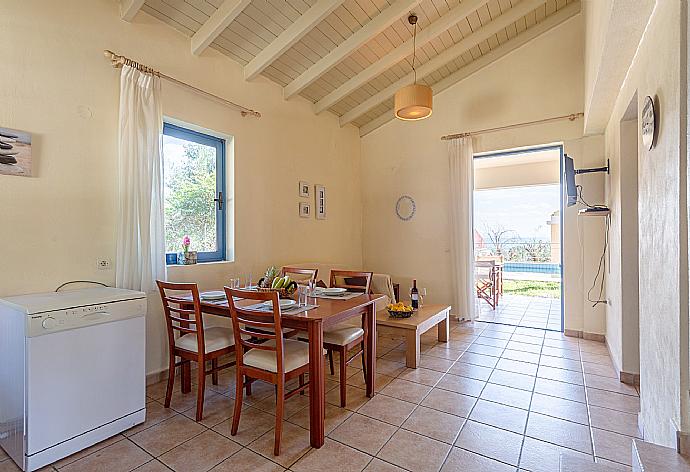 Open-plan living room with sofa, dining area, kitchen, A/C, WiFi internet, satellite TV, and pool terrace access . - Villa Pelagos . (Galerie de photos) }}