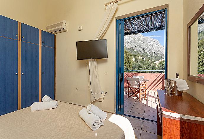 Double bedroom with A/C, TV, and balcony access with sea views . - Villa Pelagos . (Galería de imágenes) }}