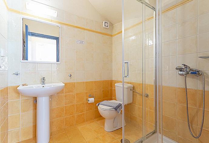 Family bathroom with shower . - Villa Pelagos . (Galleria fotografica) }}