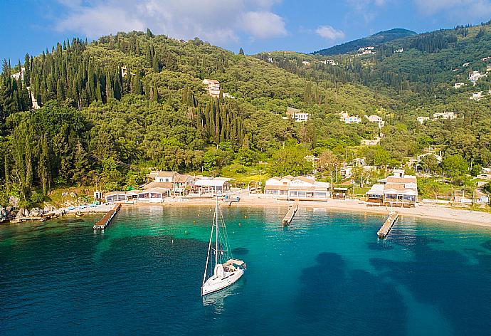 Aerial view of Agni Bay . - Villa Pelagos . (Galería de imágenes) }}