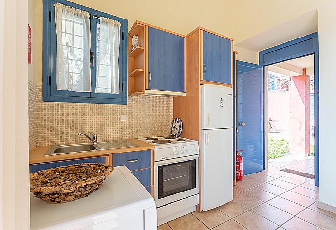 Equipped kitchen . - Villa Thalassaki . (Galerie de photos) }}