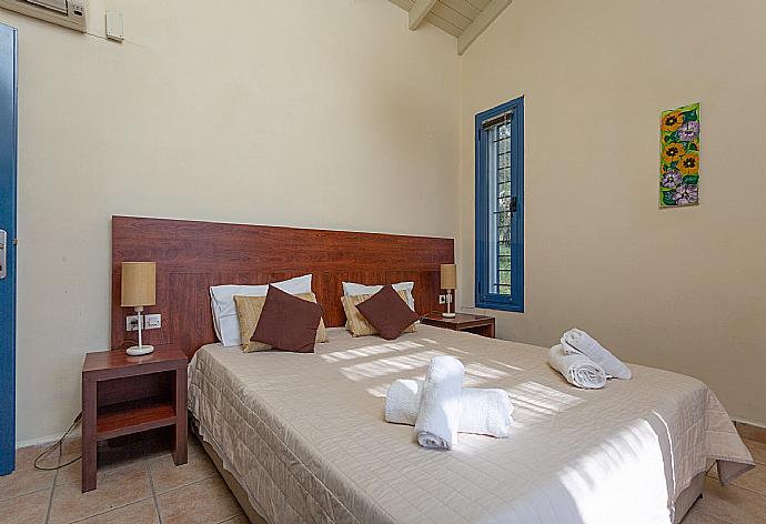 Double bedroom with A/C, TV, and balcony access with sea views . - Villa Thalassaki . (Galería de imágenes) }}