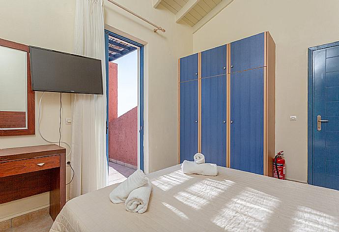 Double bedroom with A/C, TV, and balcony access with sea views . - Villa Thalassaki . (Galleria fotografica) }}
