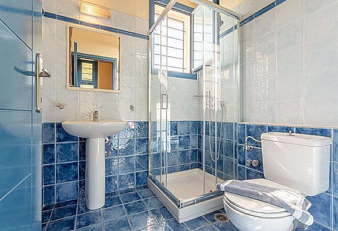 Family bathroom with shower . - Villa Thalassaki . (Galerie de photos) }}