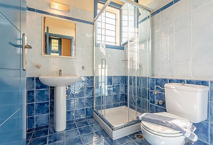 Family bathroom with shower . - Villa Thalassaki . (Photo Gallery) }}