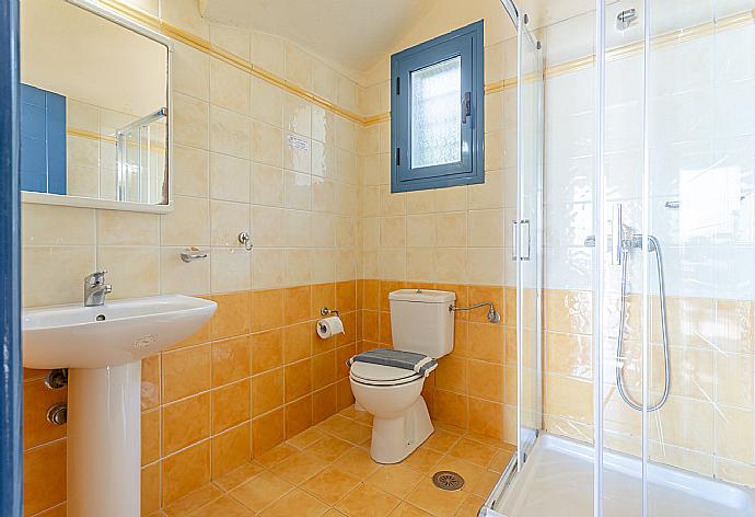 Family bathroom with shower . - Villa Thalassaki . (Galerie de photos) }}