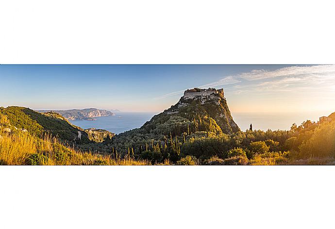 The imposing hilltop Byzantine fortress at Angelokastro . - Villa Thalassaki . (Galería de imágenes) }}