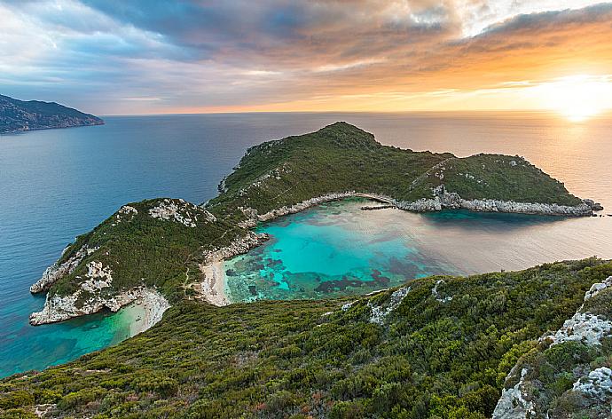 Dramatic coastline at Porto Timoni . - Villa Thalassaki . (Галерея фотографий) }}