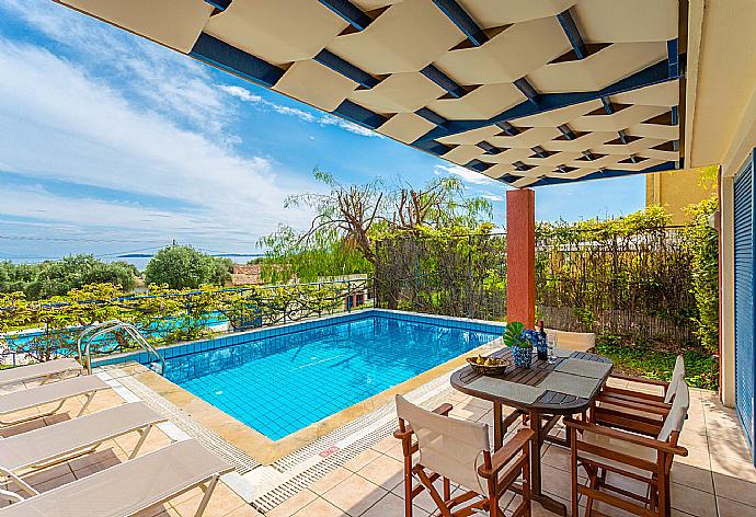 Sheltered terrace area with sea views . - Villa Thalassaki . (Galería de imágenes) }}