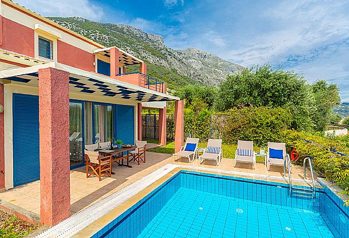 Beautiful villa with private pool and terrace with mountain views . - Villa Thalassaki . (Galería de imágenes) }}