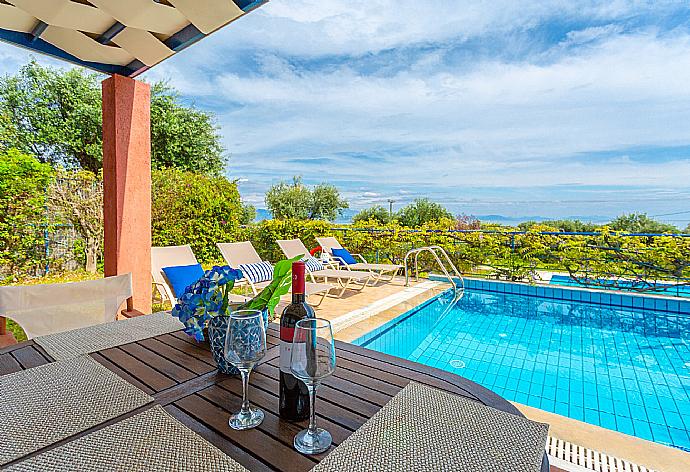 Sheltered terrace with sea views . - Villa Thalassaki . (Fotogalerie) }}