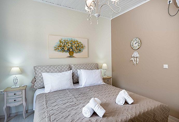 Double bedroom with terrace access . - Maizonette Elena . (Galleria fotografica) }}