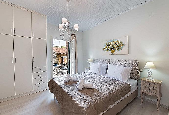 Double bedroom with terrace access . - Maizonette Elena . (Galleria fotografica) }}