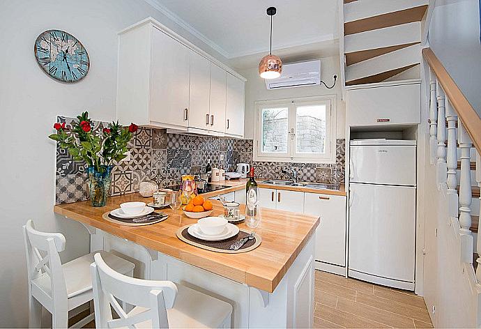 Equipped kitchen and dining area  . - Maizonette Elena . (Galerie de photos) }}