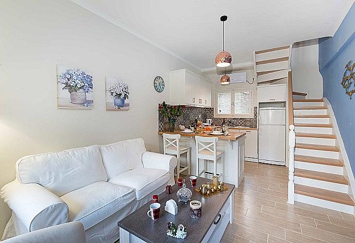 Living room and equipped kitchen . - Maizonette Elena . (Fotogalerie) }}