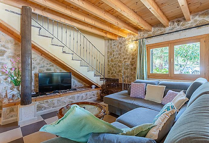 Living room with sofas, dining area, WiFi internet, satellite TV, DVD player, and terrace access . - Villa Toni Corro . (Galleria fotografica) }}