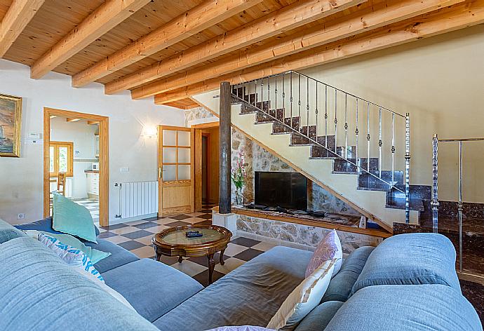 Living room with sofas, dining area, WiFi internet, satellite TV, DVD player, and terrace access . - Villa Toni Corro . (Galerie de photos) }}