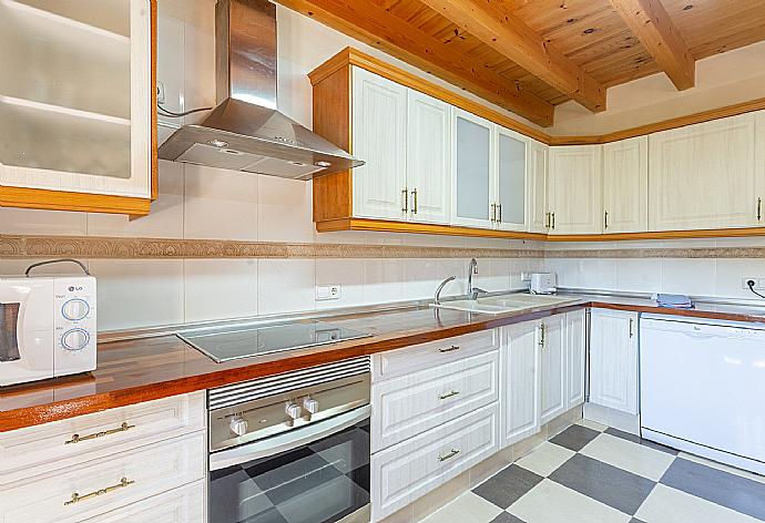 Equipped kitchen . - Villa Toni Corro . (Galerie de photos) }}