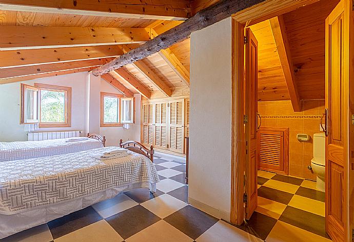 Twin bedroom with en suite bathroom and A/C . - Villa Toni Corro . (Galerie de photos) }}