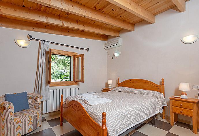 Double bedroom with en suite bathroom and A/C . - Villa Toni Corro . (Galería de imágenes) }}