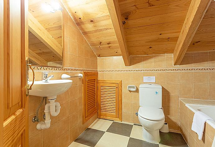 En suite bathroom with bath and shower . - Villa Toni Corro . (Fotogalerie) }}
