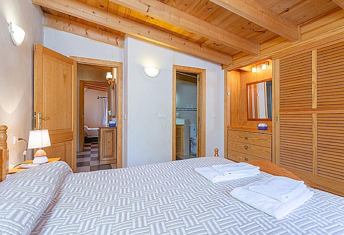 Double bedroom with en suite bathroom and A/C . - Villa Toni Corro . (Galerie de photos) }}