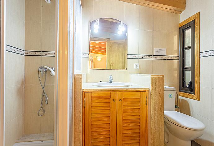 En suite bathroom with shower . - Villa Toni Corro . (Galleria fotografica) }}
