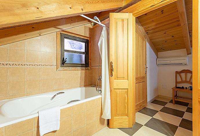 En suite bathroom with bath and shower . - Villa Toni Corro . (Galerie de photos) }}