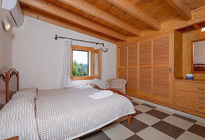 Twin bedroom with en suite bathroom and A/C . - Villa Toni Corro . (Photo Gallery) }}